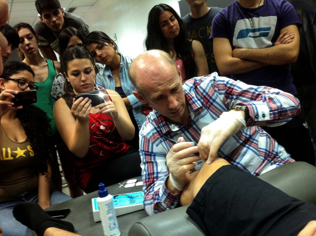 El fisioterapeuta Sebastián Truyols aplica la electroterapia con EPTE en un paciente aquejado de tendinitis rotuliana