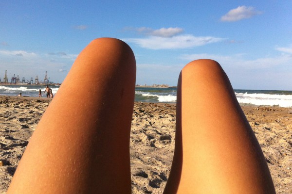 Esibizionismo estivo: postura tipica da selfie in spiaggia