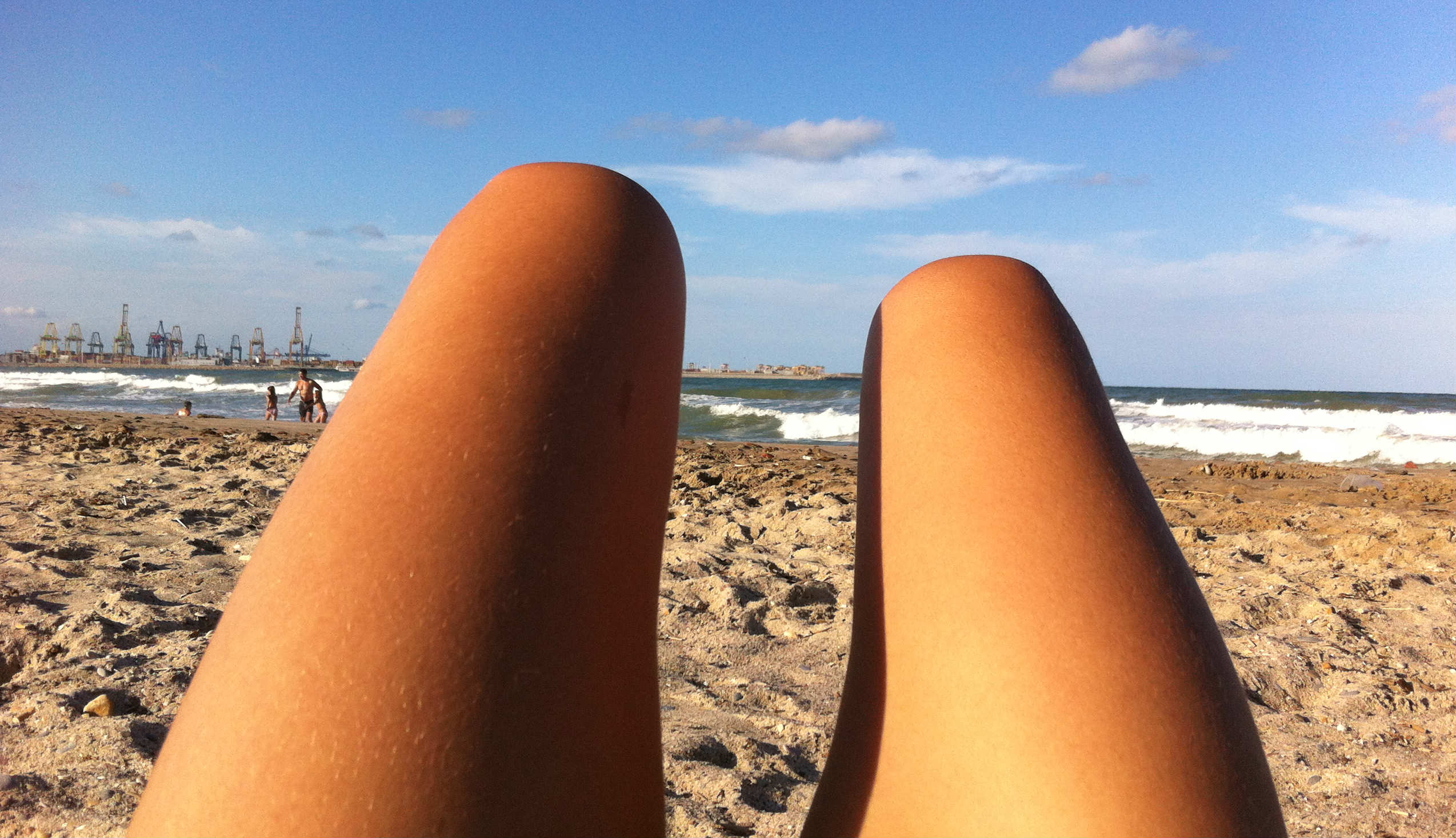 Esibizionismo estivo: postura tipica da selfie in spiaggia