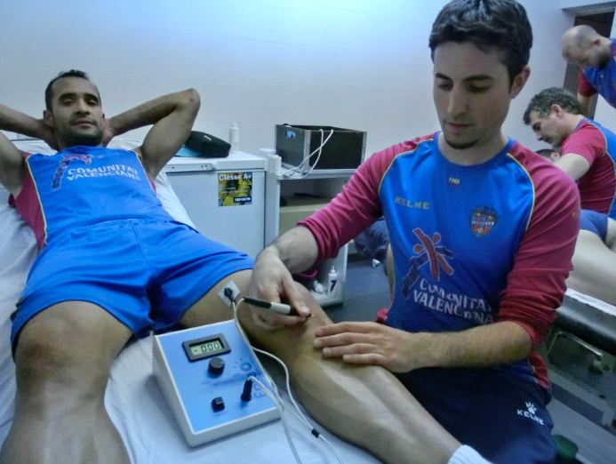 Fisioterapeuta del Levante aplicando técnica EPTE