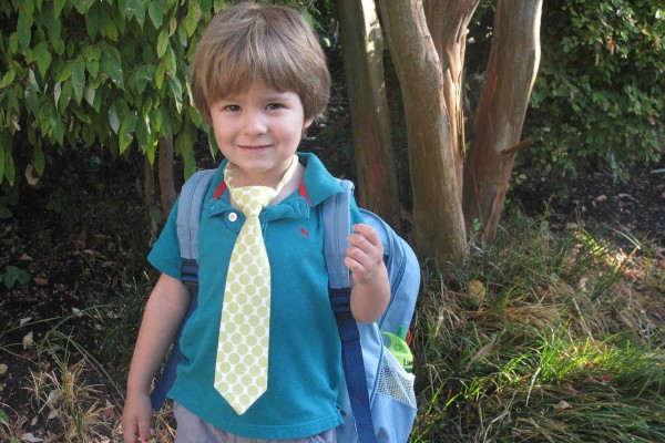 Niño en edad escolar con mochila