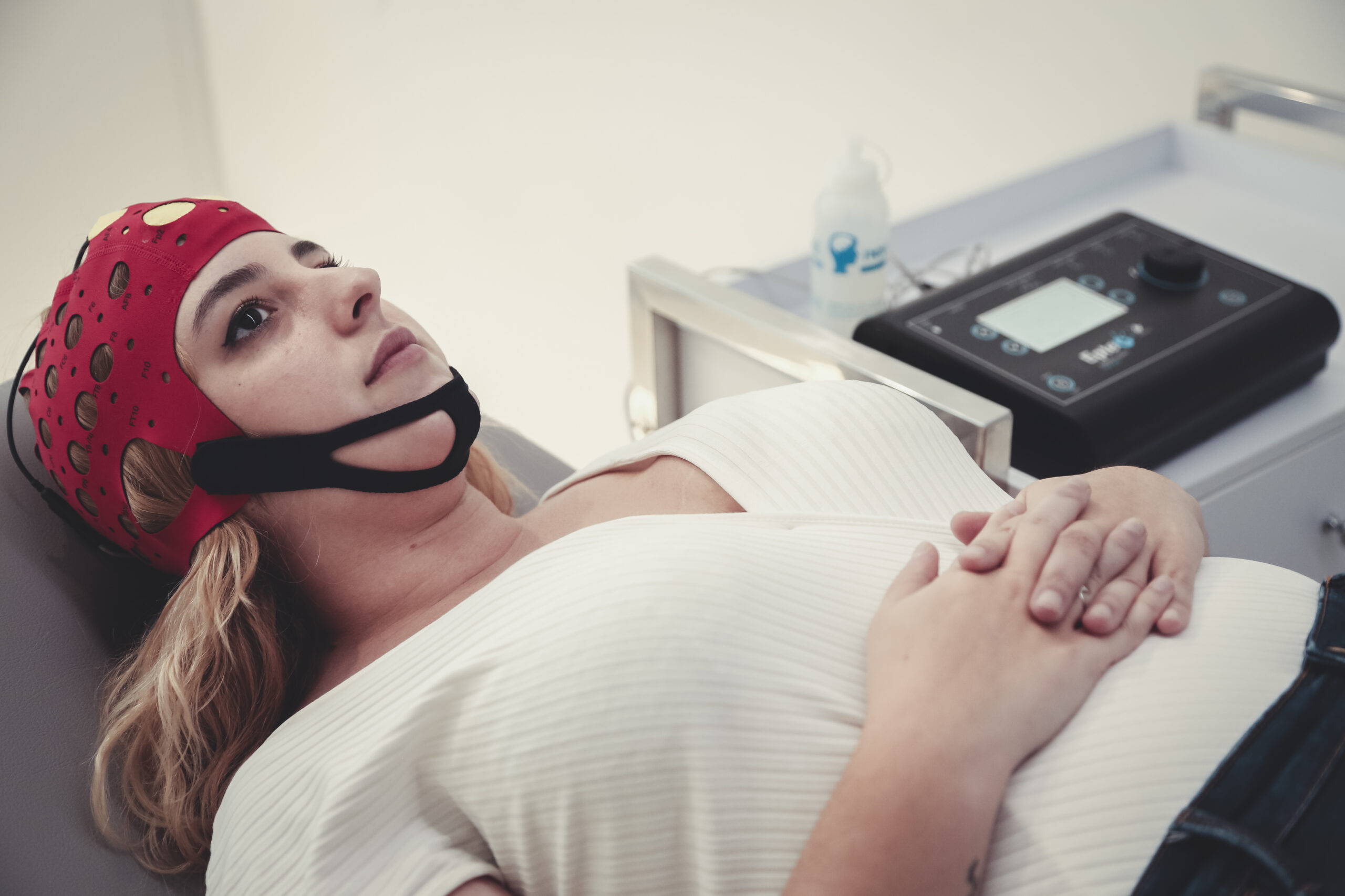 Estimulação Transcraniana por Corrente Contínua (tDCS) Estimulação Transcraniana por Corrente Contínua (tDCS)